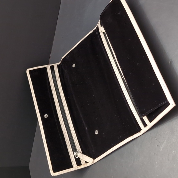 Pandora Unforgettable Moments Elegant Cream Leather Jewelry Clutch. - Picture 4 of 8